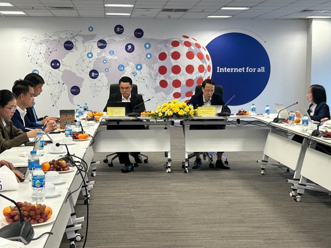 ສູນອິນເຕີເນັດແຫ່ງຊາດ ເຂົ້າຮ່ວມສະຫຼຸບຊຸດຝຶກອົບຮົມຮູບແບບປະຕິບັດງານຕົວຈິງ (On-The-Job training) ທີ່ ສູນອິນເຕີເນັດ ແຫ່ງຊາດ ສສ.ຫວຽດນາມ, ນະຄອນຫຼວງຮາໂນຍ