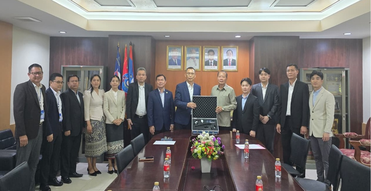 ການມອບເຄື່ອງກວດຈັບສັນຍານ BTS ປອມ ບໍລິສັດ ໄດນາມິກ ໂຊລູຊັນ ຈຳກັດຜູ້ດຽວ ໃຫ້ກະຊວງເຕັກໂນໂລຊີ ແລະ ການສື່ສານ.